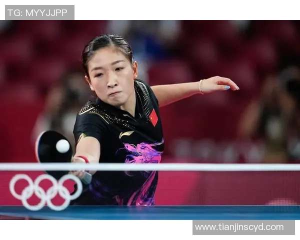 刘诗雯共享北京初雪美照，穿白色长裤羽绒服，一颦一笑香甜动听